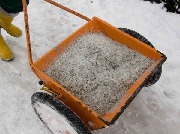 Sale da neve per disgelo stradale Roma